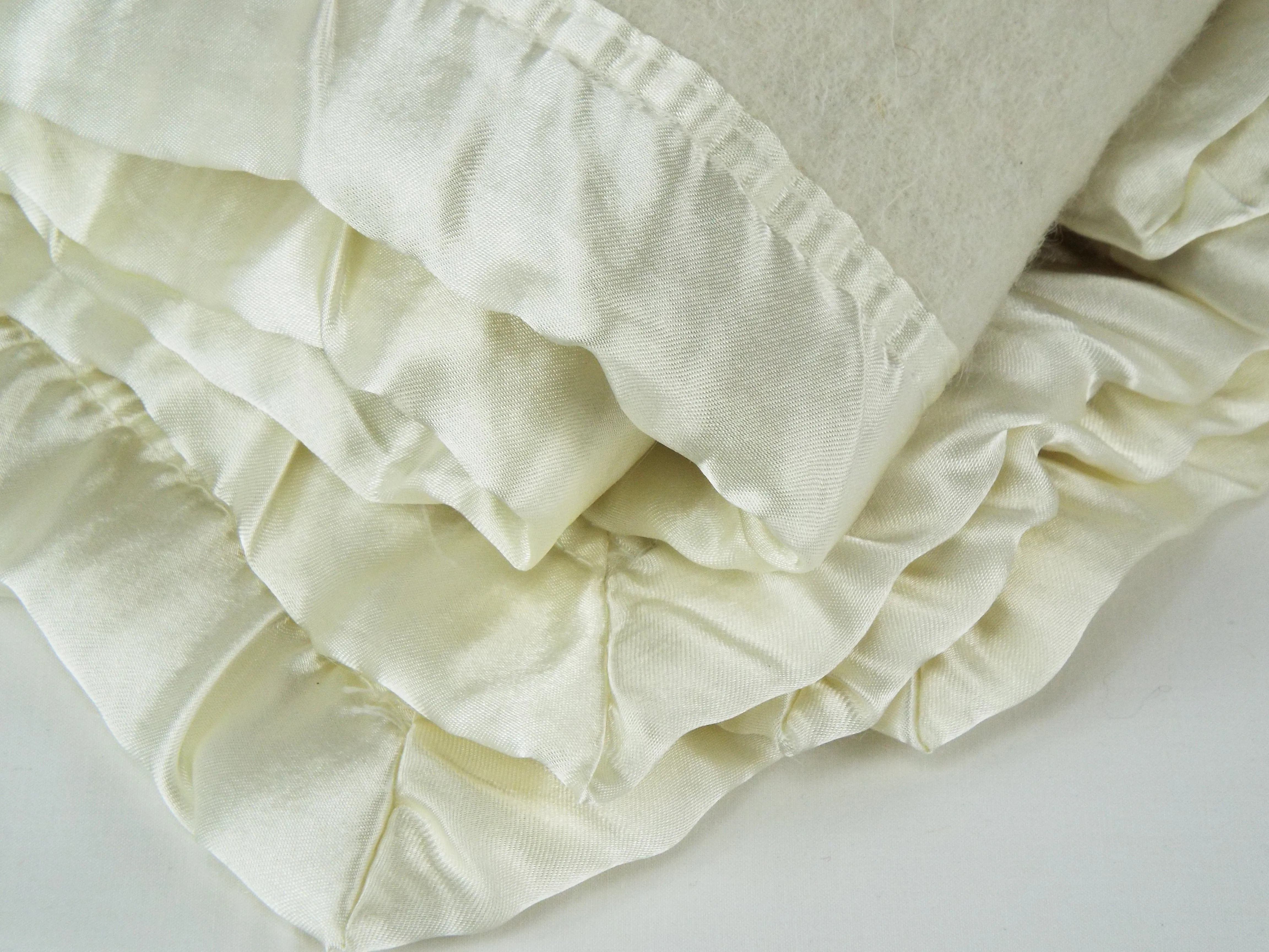 British Army - Cream / White Military Wool Blankets - with sateen trim