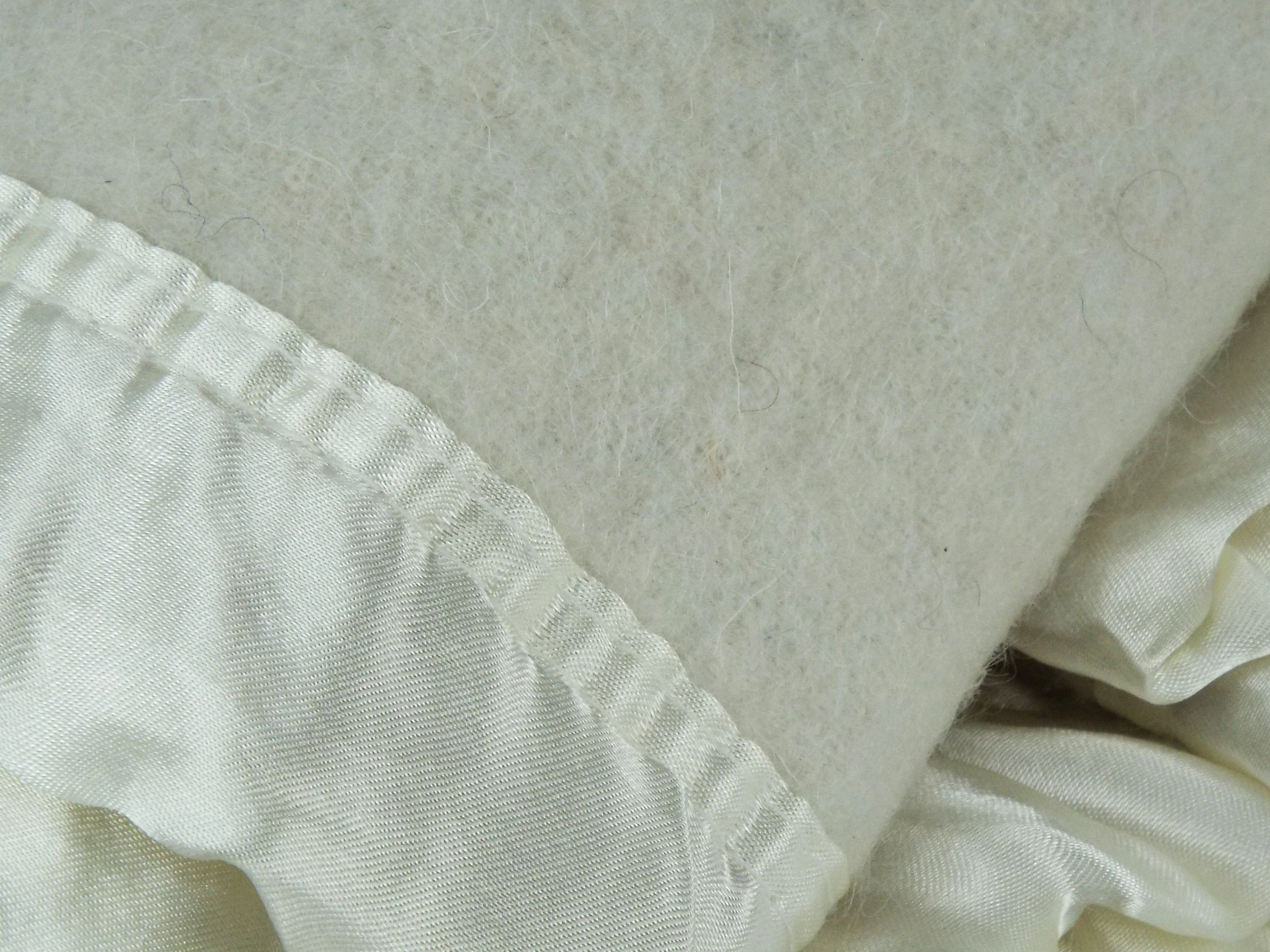 British Army - Cream / White Military Wool Blankets - with sateen trim