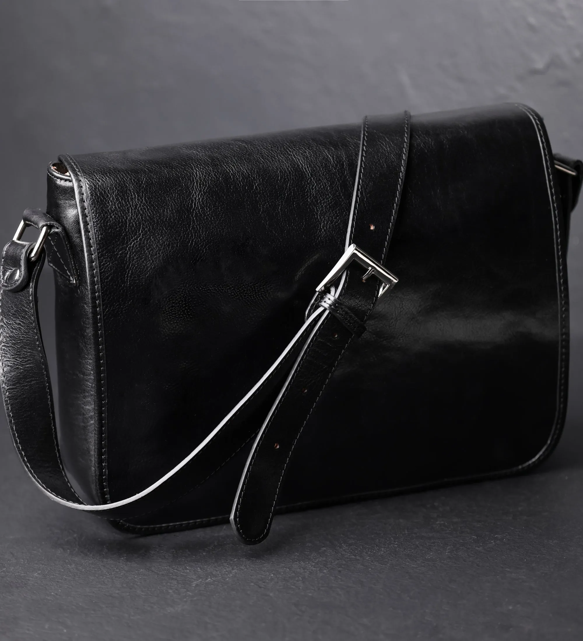 Leather Messenger Bag – The Stranger